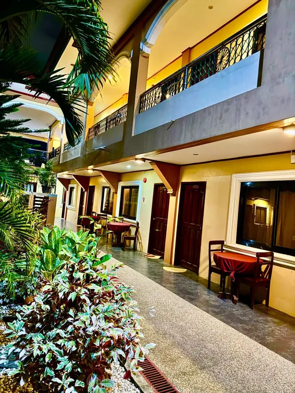Passage couvert avec des portes et des tables.