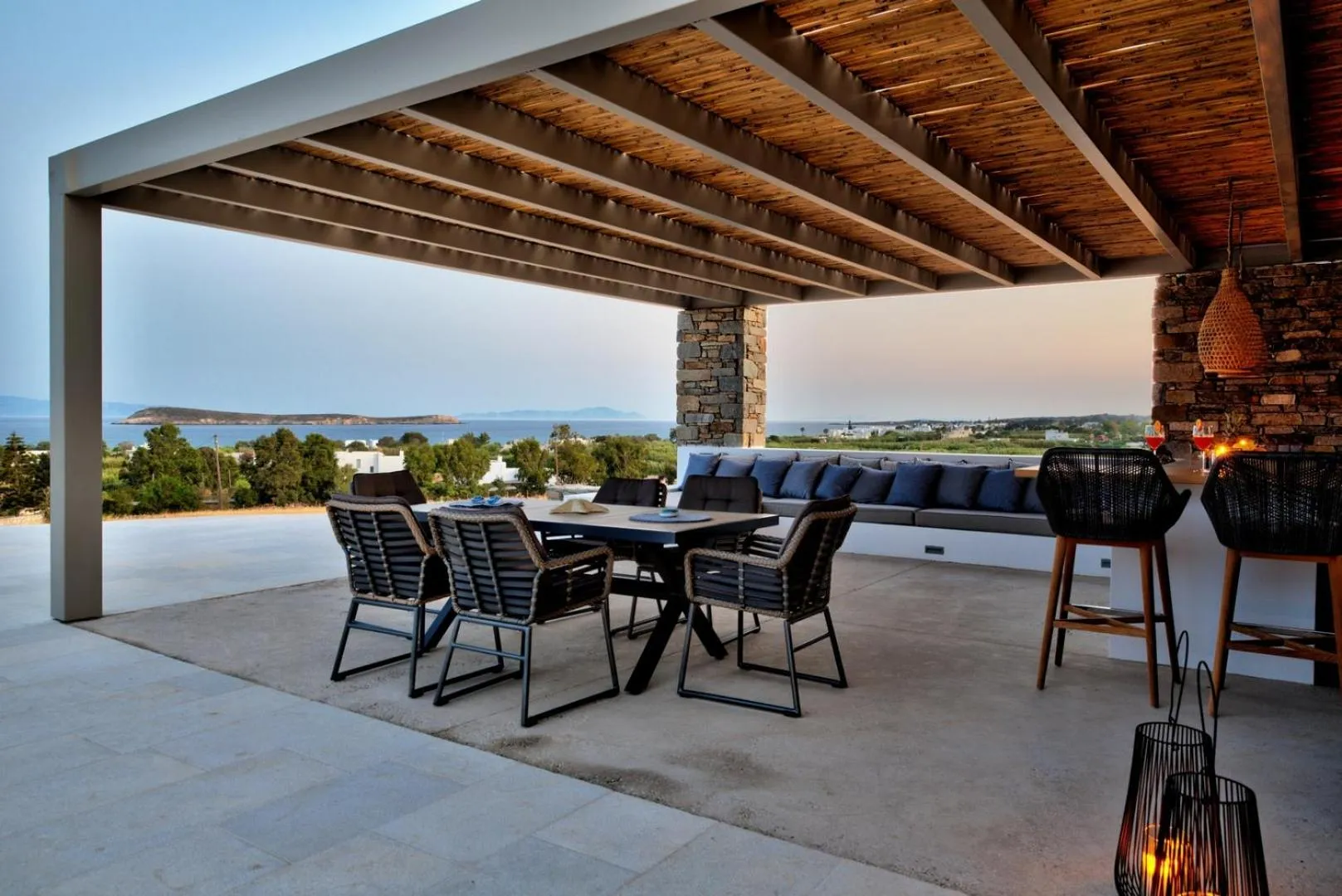Terrasse aménagée avec coin repas et espace détente face à la mer.