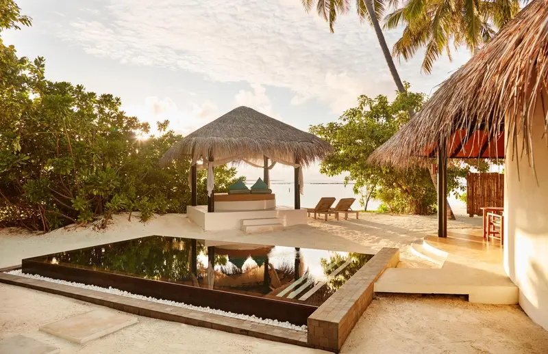 Terrasse avec piscine privée et mobilier de détente.