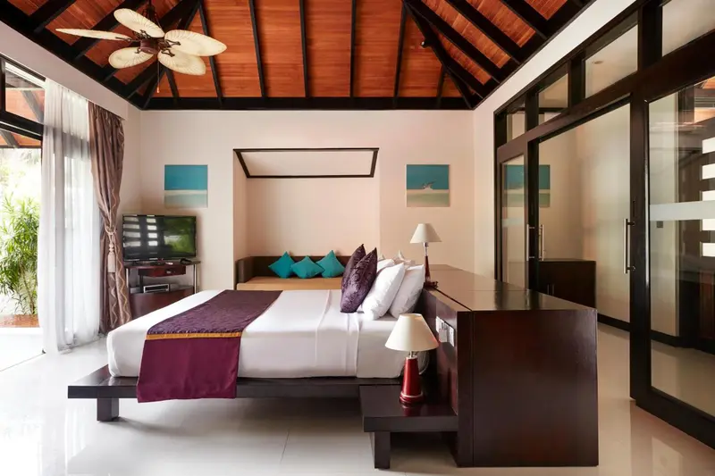 Une chambre lumineuse avec un grand lit et une décoration moderne.