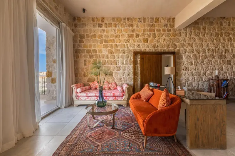 Espace de détente intérieur avec canapés et tapis.