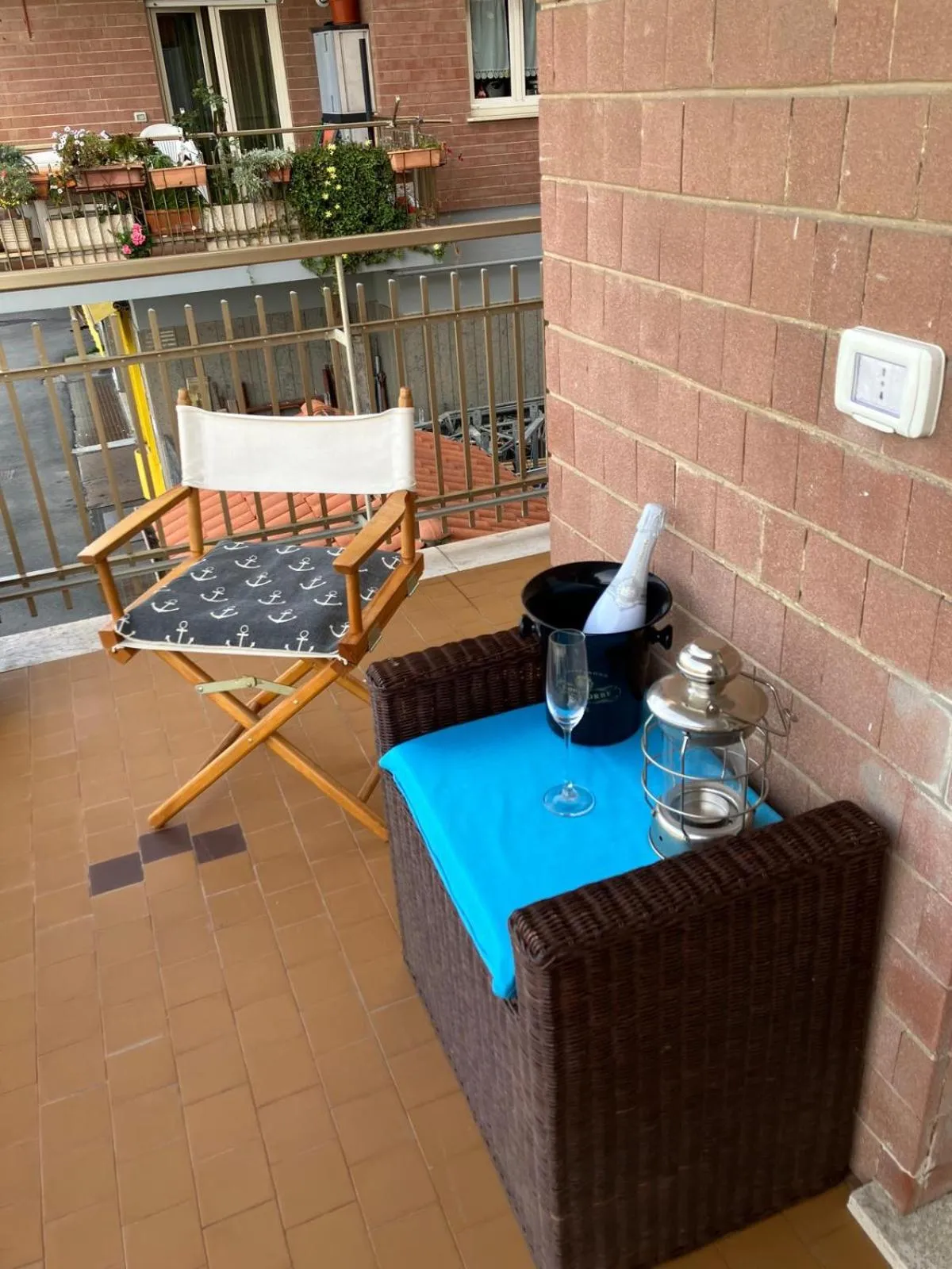 Terrasse avec mobilier d'extérieur et vue sur la mer.