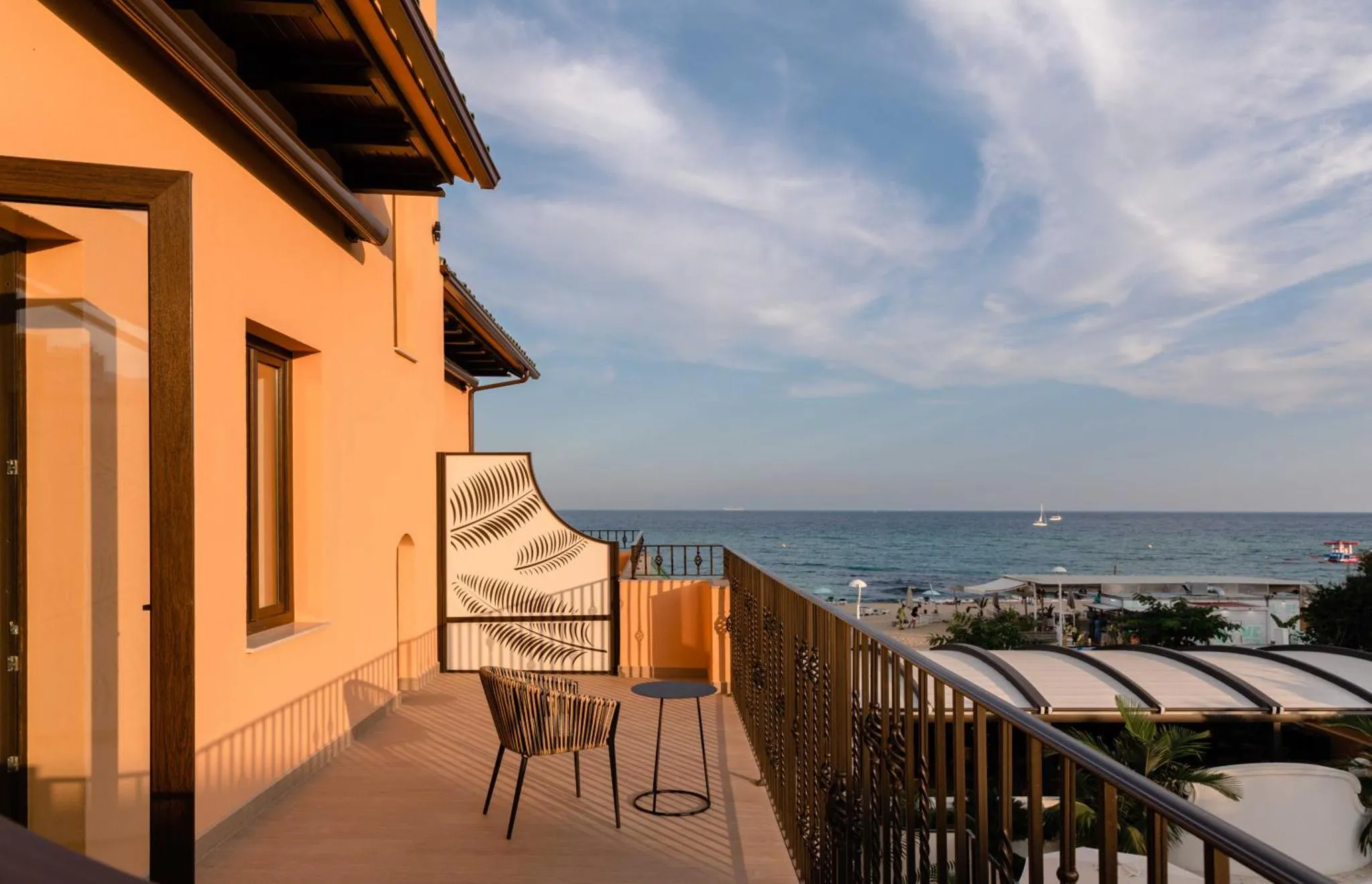 Terrasse avec mobilier d'extérieur donnant sur la mer.