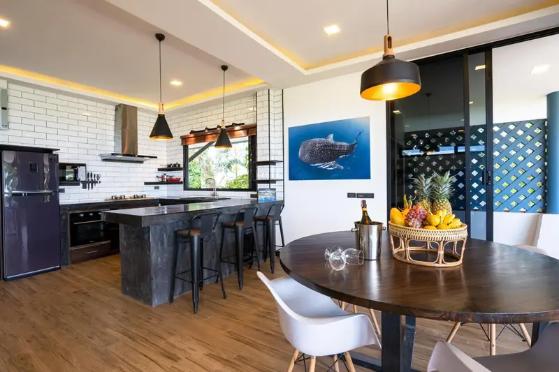 Une cuisine moderne s'ouvre sur une salle à manger lumineuse.