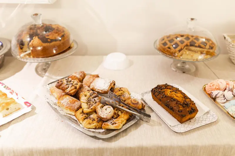Présentation de pâtisseries variées sur un comptoir.
