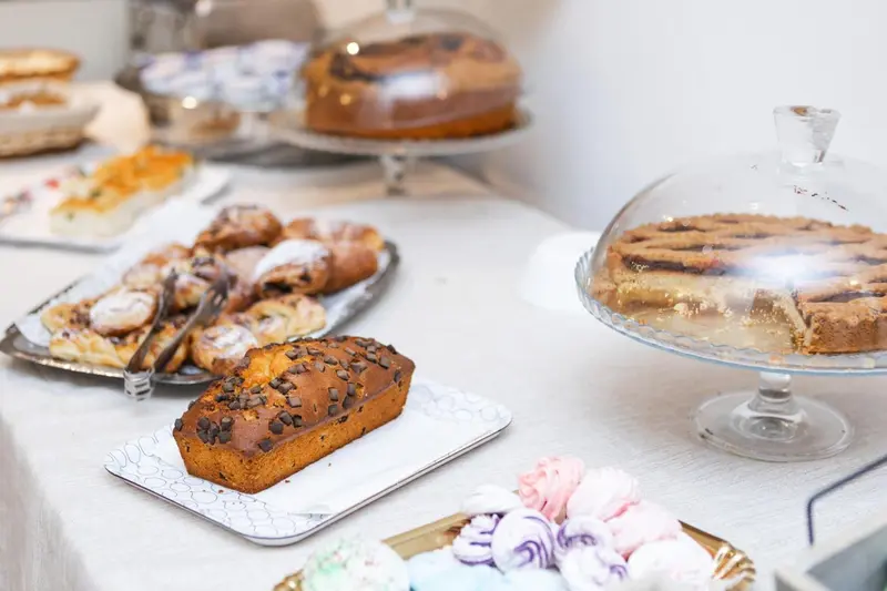 Présentation de pâtisseries variées sur un buffet.