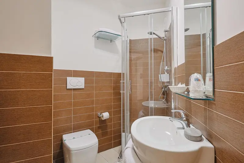 Une salle de bain moderne avec douche vitrée et lavabo.