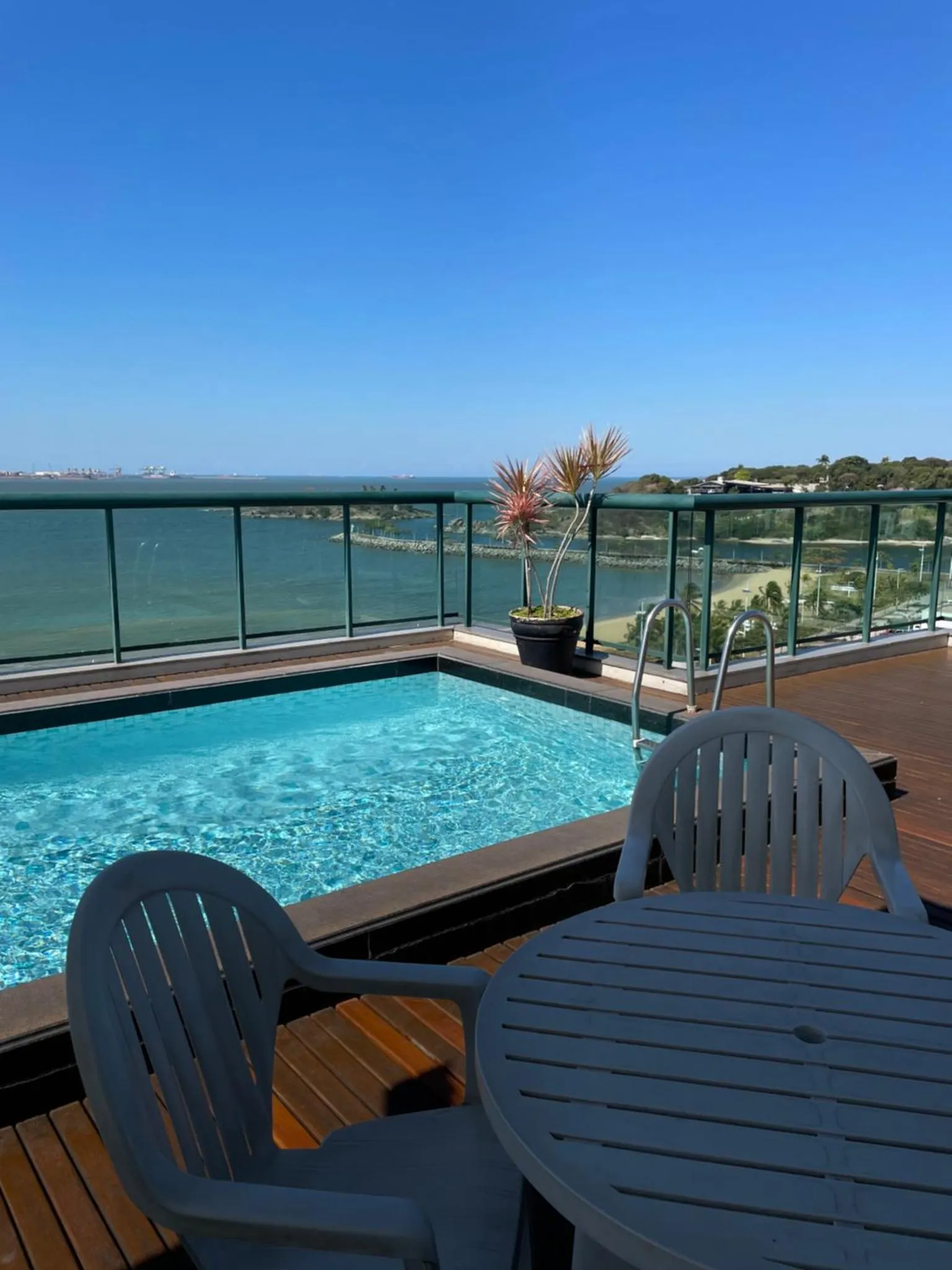 Terrasse avec piscine et vue sur la mer.