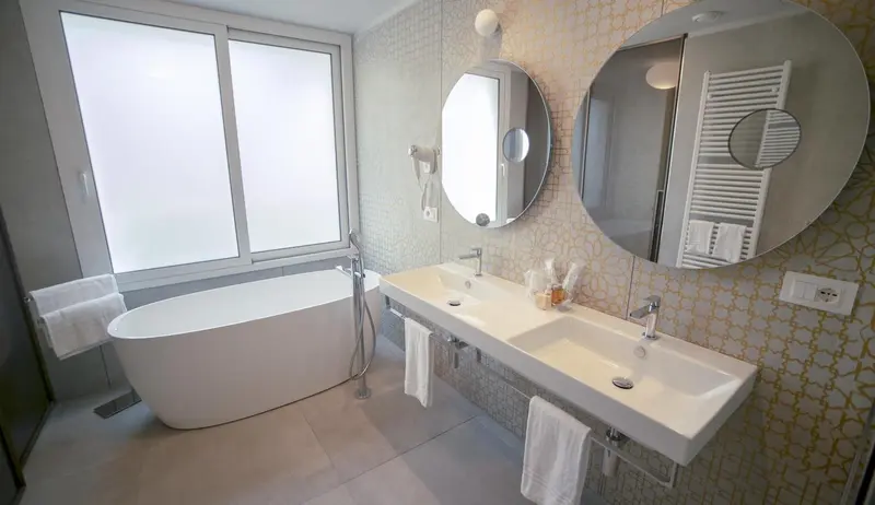 Une salle de bain moderne avec baignoire et double vasque.
