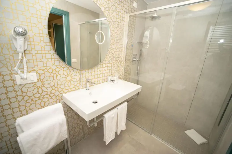 Une salle de bain moderne avec douche à l'italienne et lavabo.