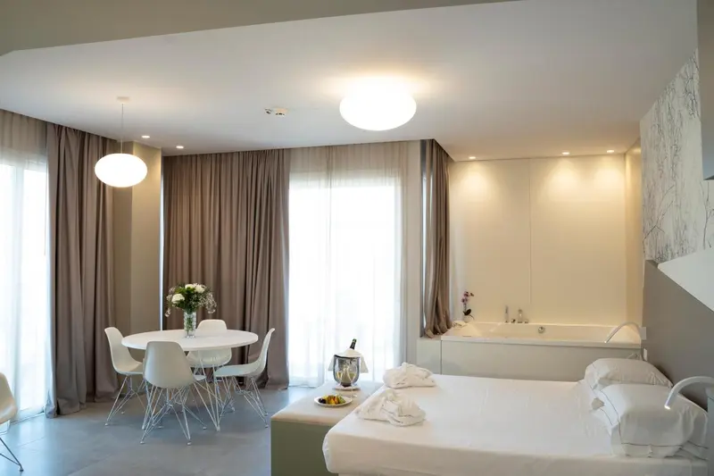 Espace de vie lumineux avec un lit et une table à manger.