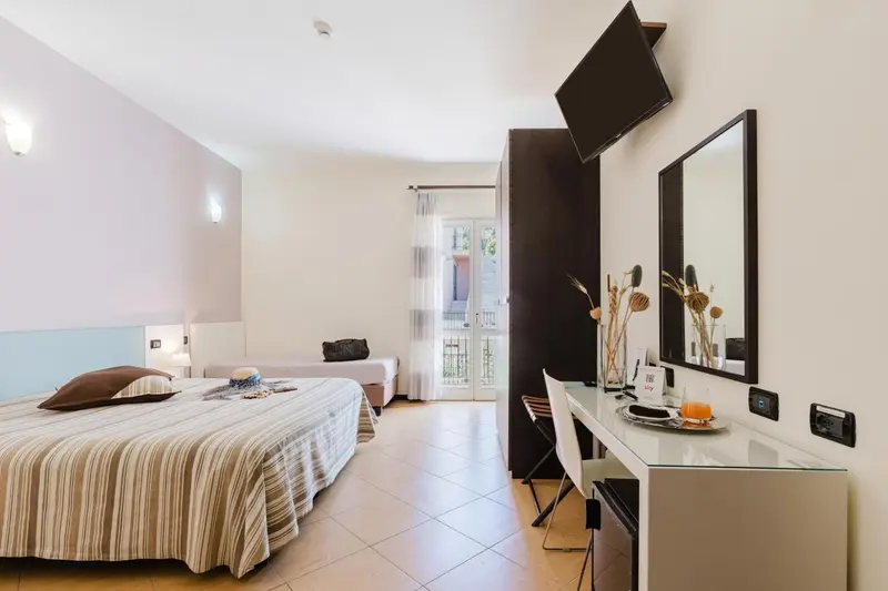 Une chambre lumineuse avec un lit et un espace bureau.