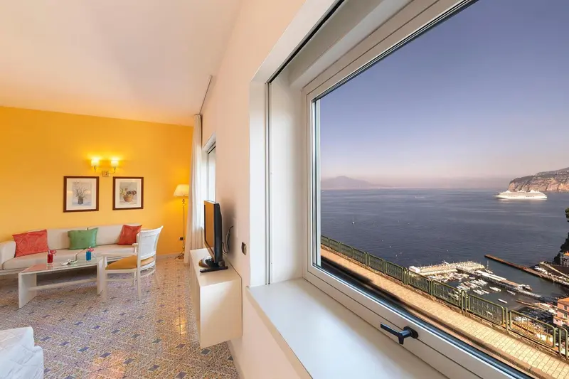 Vue sur la mer depuis un intérieur lumineux et coloré.