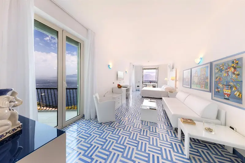 Espace de vie lumineux avec vue sur la mer depuis de grandes baies vitrées.