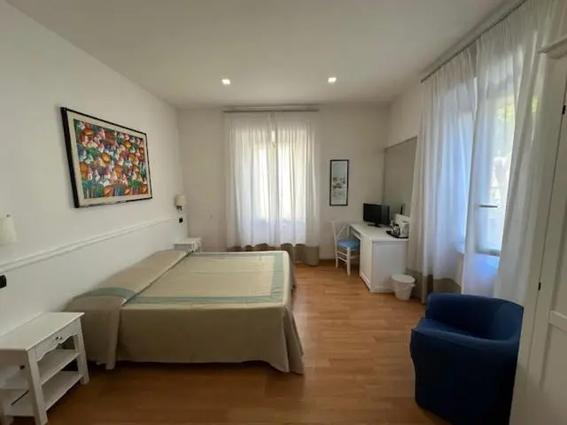 Une chambre lumineuse avec un lit et un bureau.