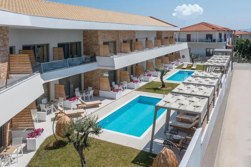 Vue aérienne d'un complexe hôtelier avec des piscines et des terrasses.