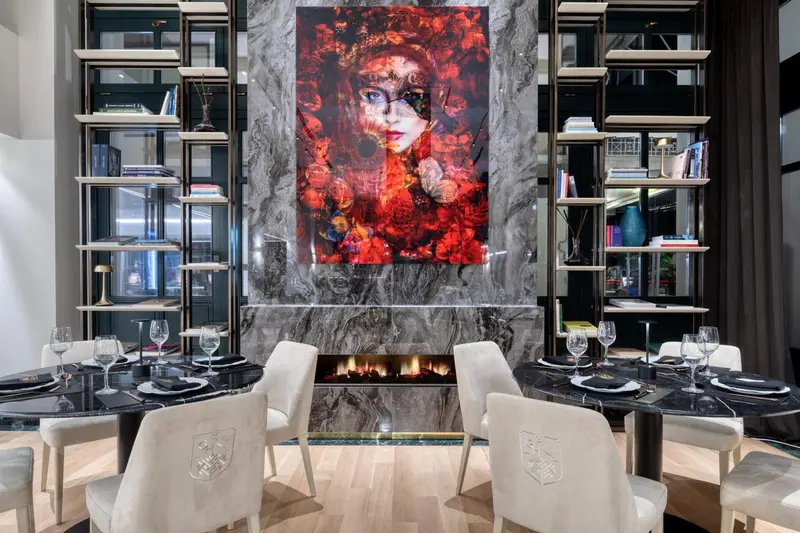 Une salle à manger élégante avec une cheminée et une grande œuvre d'art.