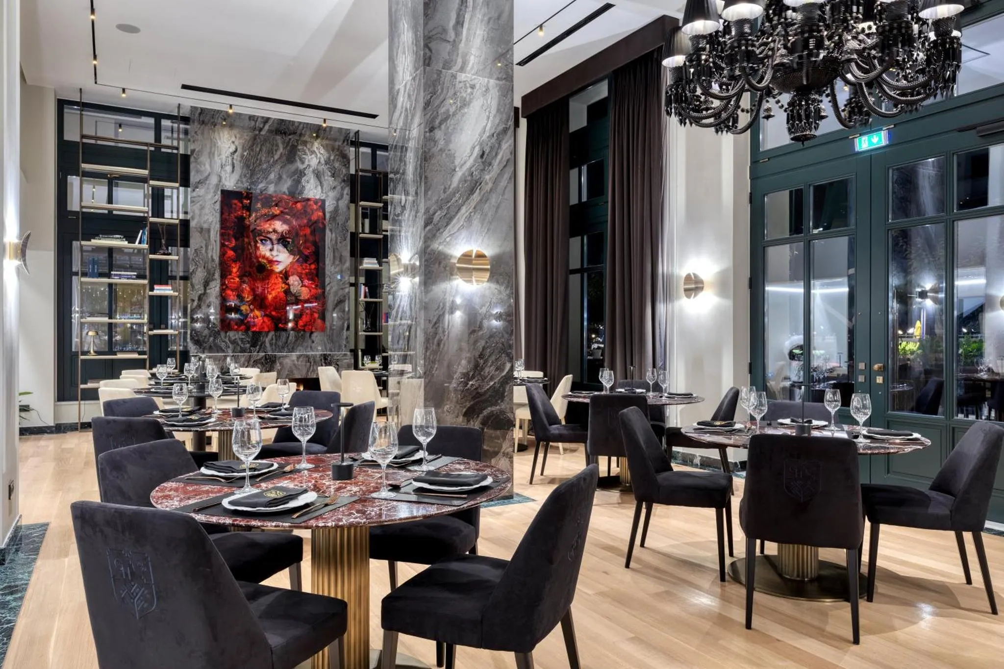 Une salle de restaurant élégante avec des tables dressées et une décoration moderne.