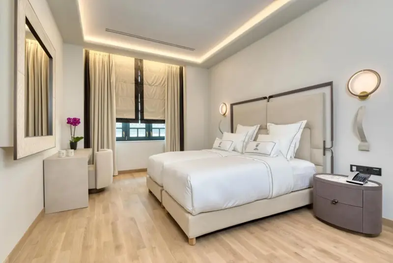 Une chambre lumineuse avec deux lits simples et une décoration moderne.