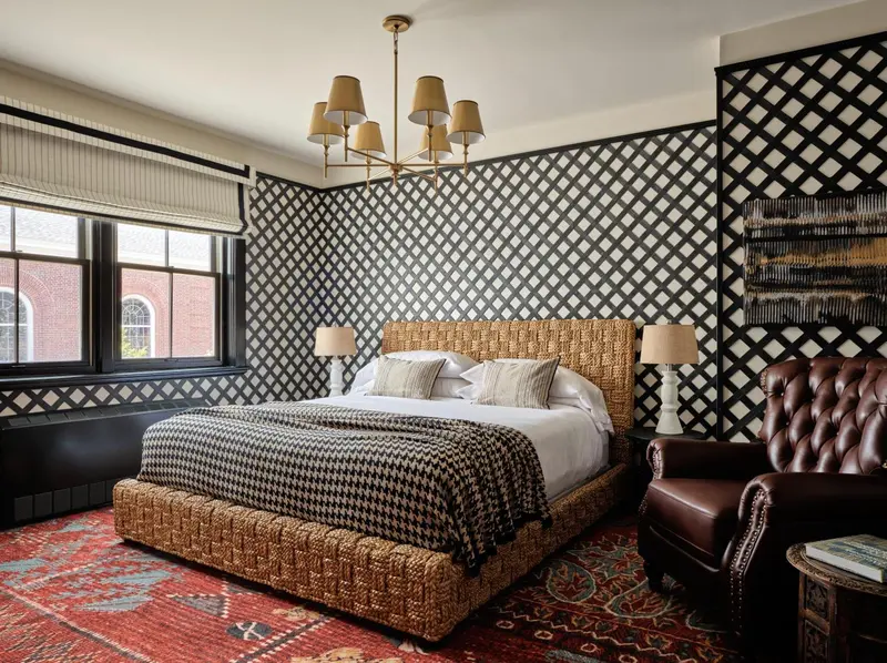 Une chambre à coucher avec un grand lit recouvert d'une courtepointe et d'oreillers.