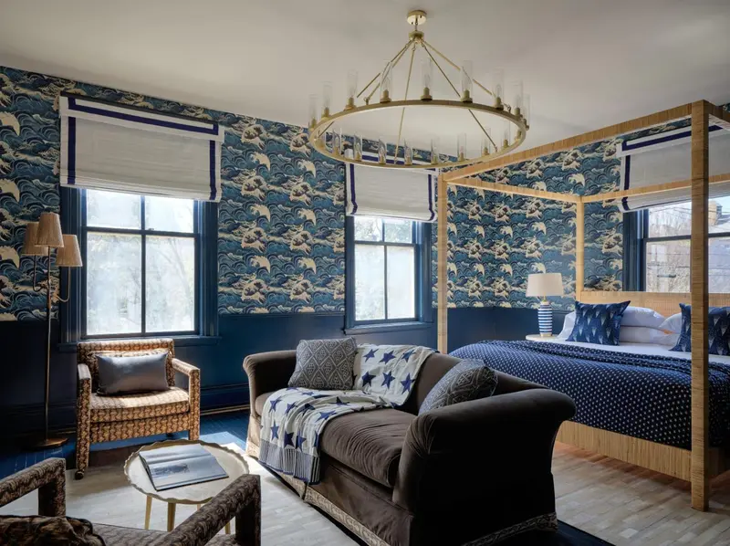 Une chambre à coucher avec un lit à baldaquin et un canapé.