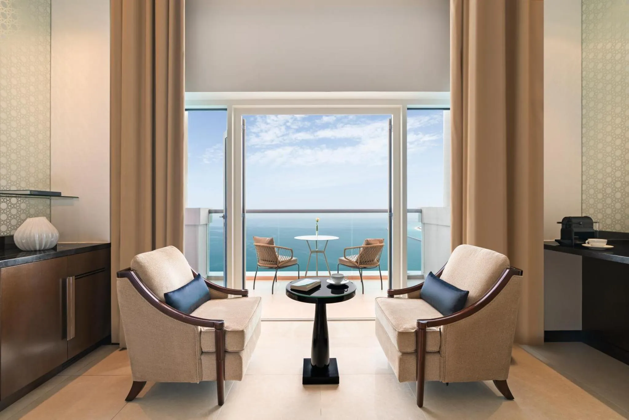 Un salon lumineux s'ouvre sur une terrasse avec vue sur la mer.