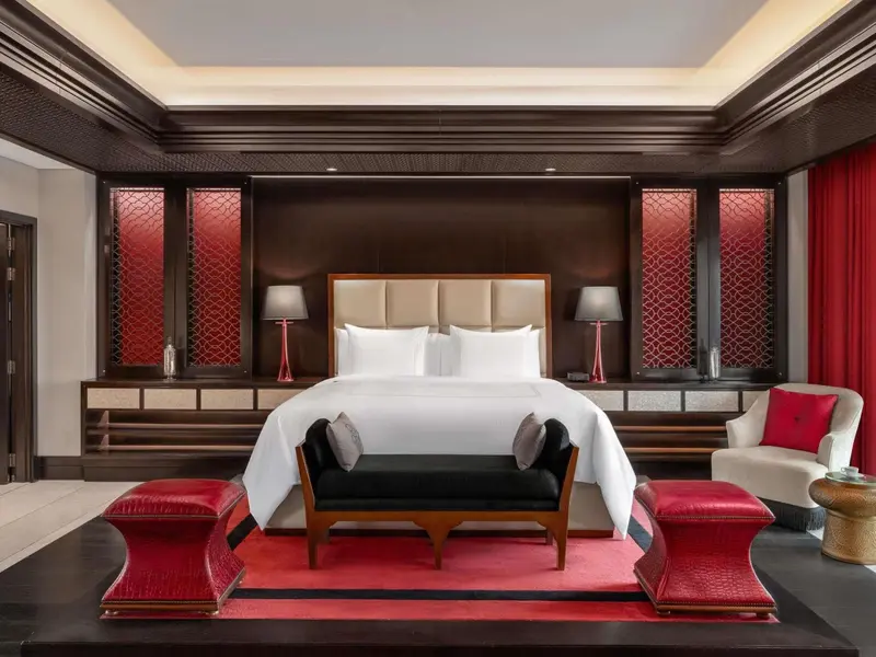 Une chambre spacieuse avec un grand lit et un mobilier élégant.