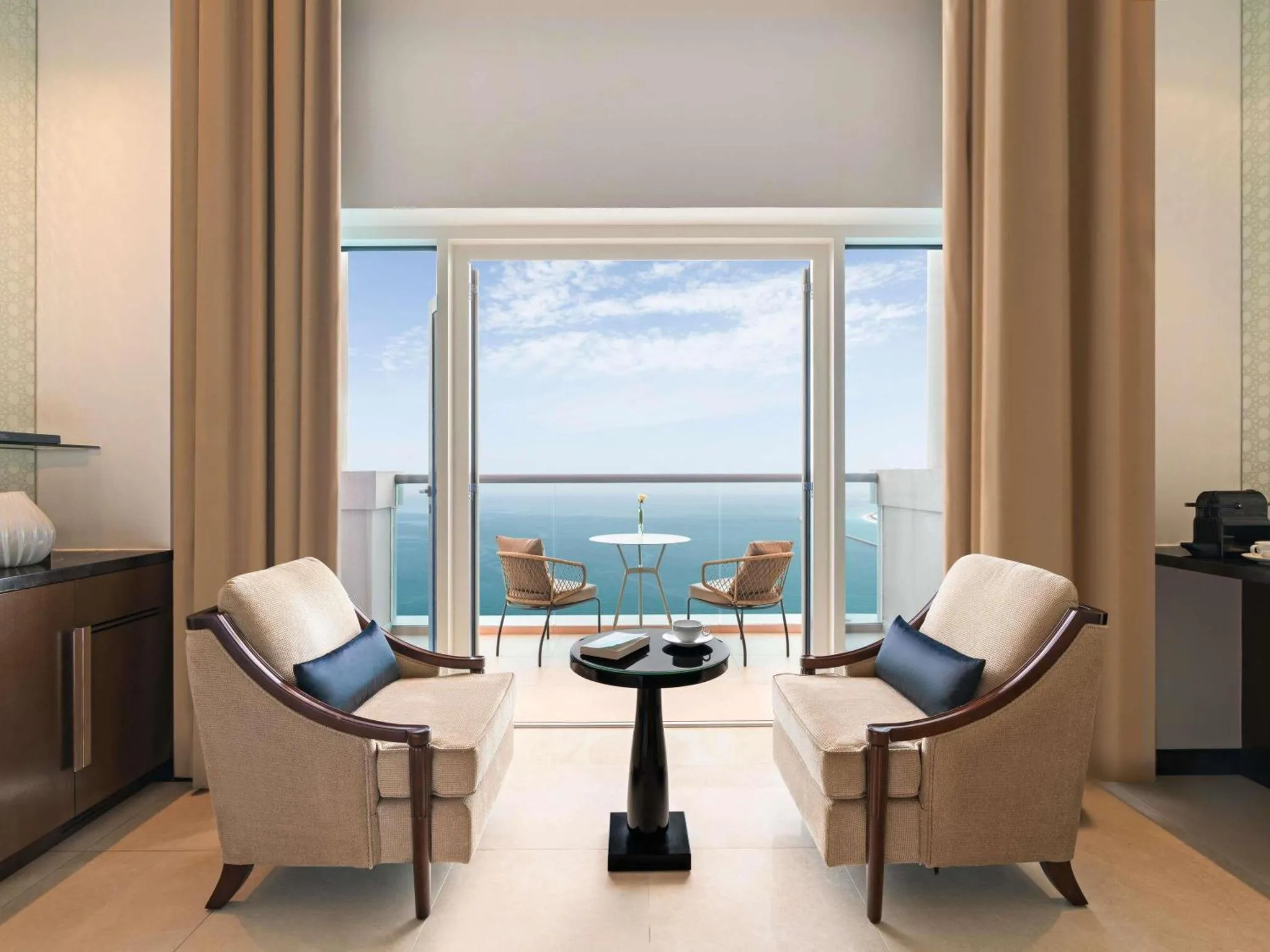 Un salon lumineux s'ouvre sur une terrasse avec vue sur la mer.