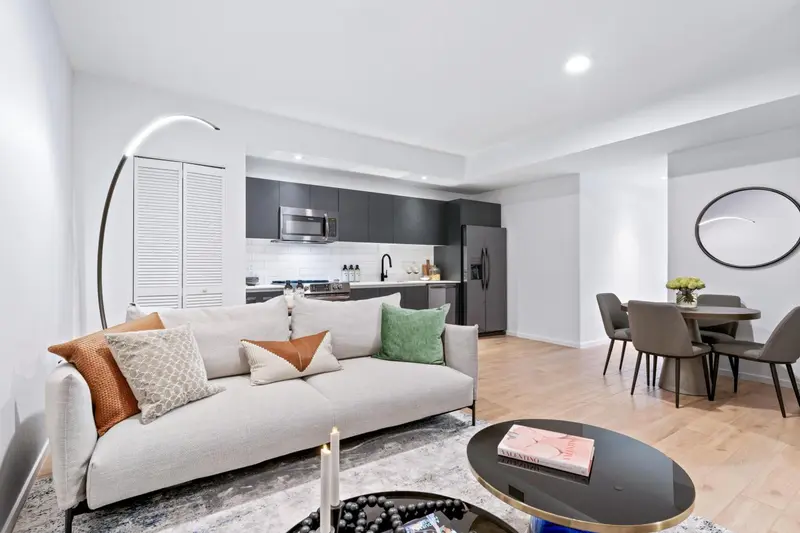 Un salon moderne avec canapé, table basse et espace repas.