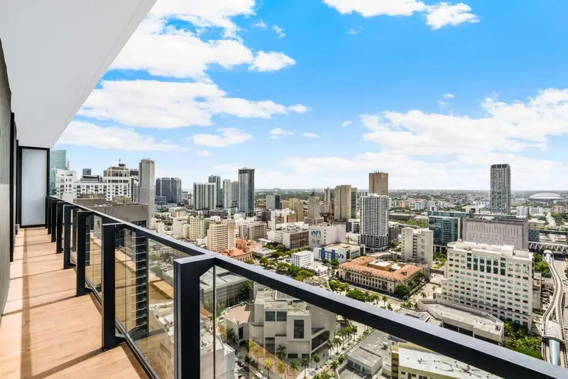 Vue aérienne sur une ville depuis un balcon.