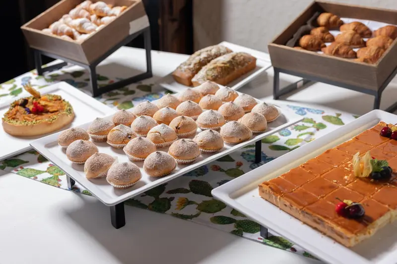 Présentation de pâtisseries et de viennoiseries sur un buffet.