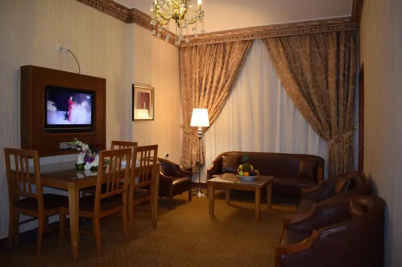 Espace de vie intérieur avec canapé, table et télévision.