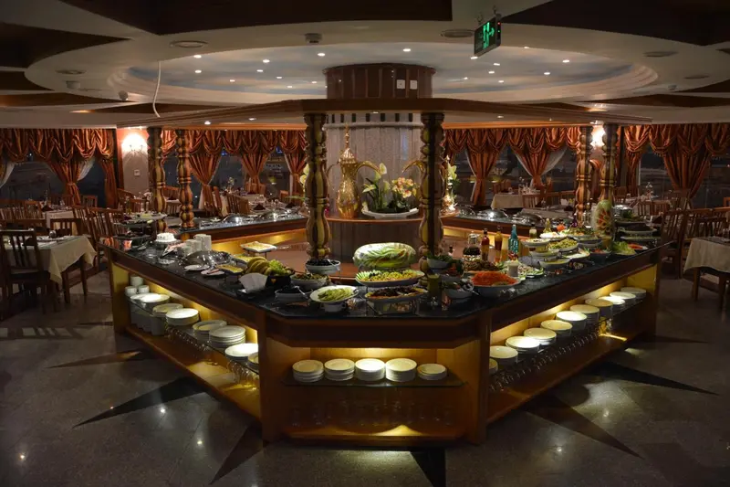 Un buffet généreux est présenté dans une salle de restaurant élégamment décorée.