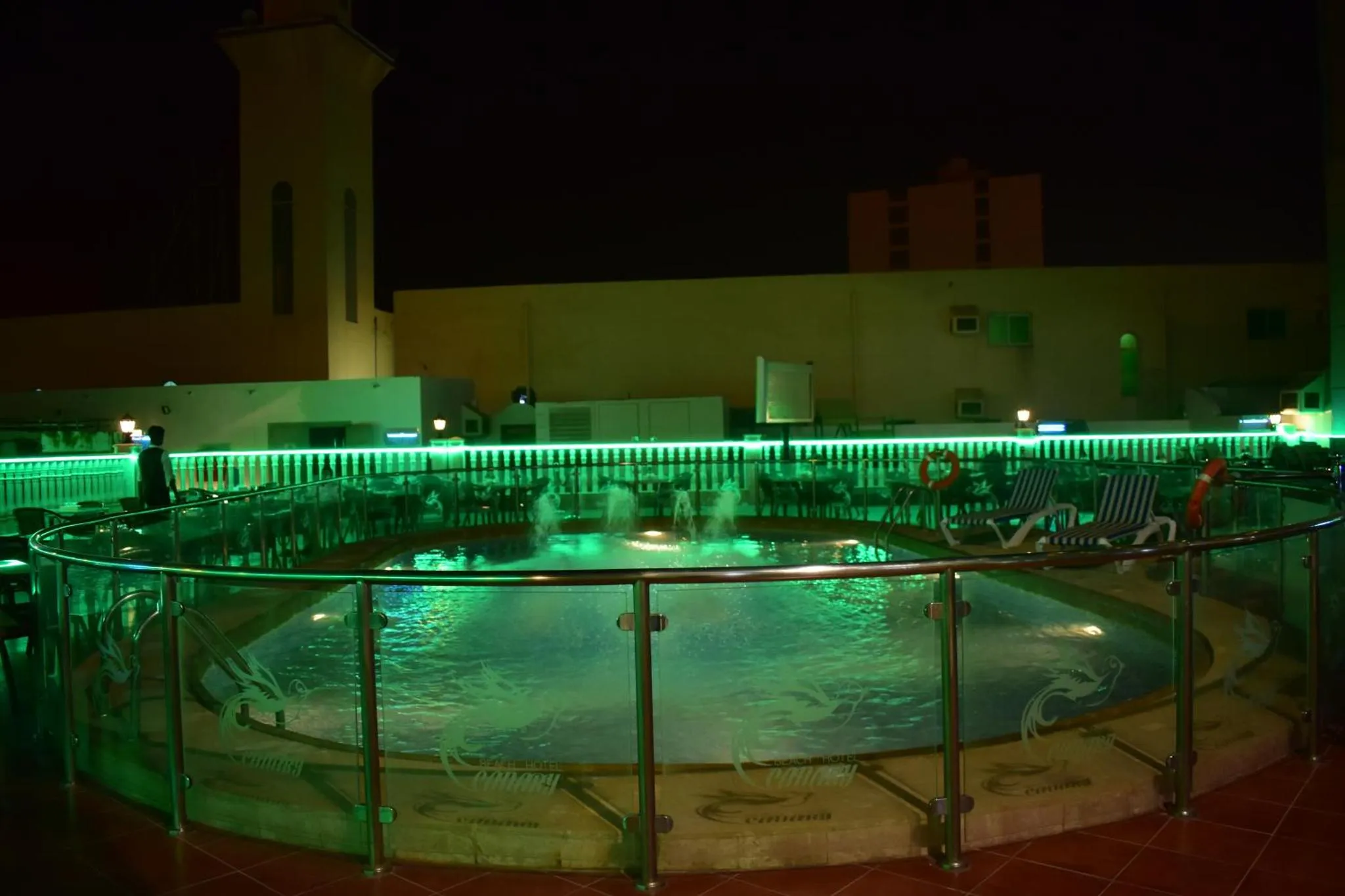 Terrasse lumineuse avec fontaine et mobilier de détente.