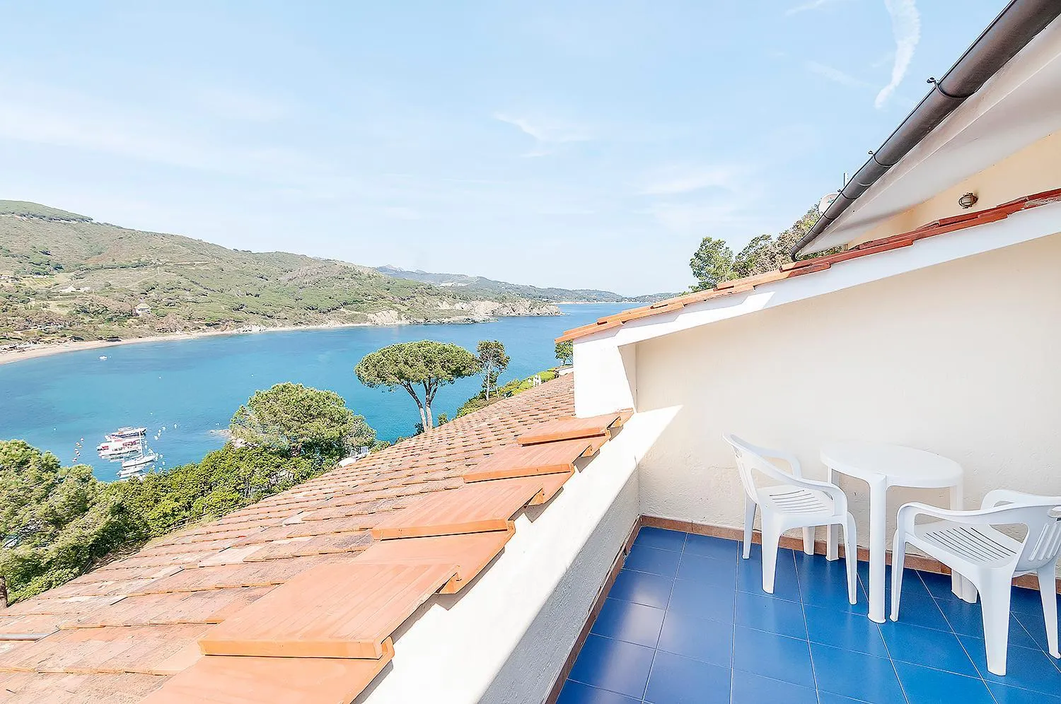 Terrasse avec vue sur la mer et la côte.