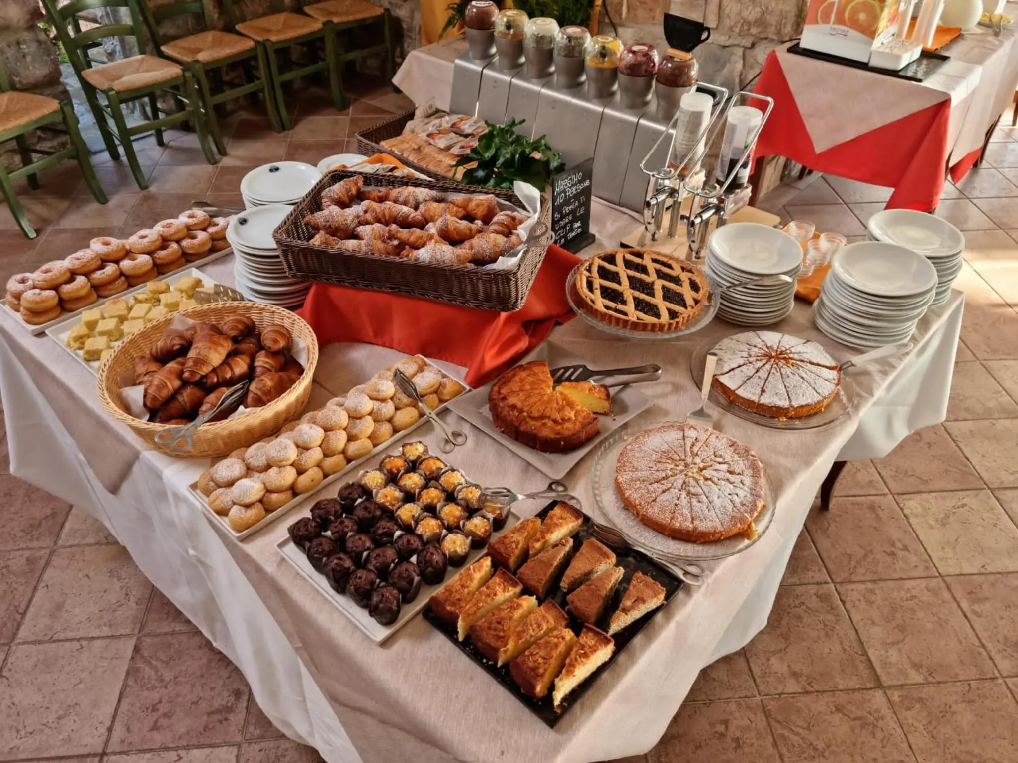 Un buffet propose une grande variété de pâtisseries et de viennoiseries.