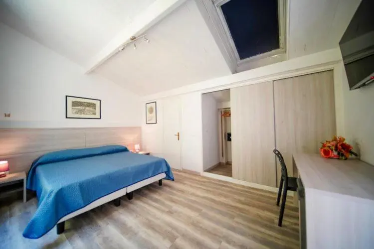Une chambre lumineuse avec un lit et un bureau.