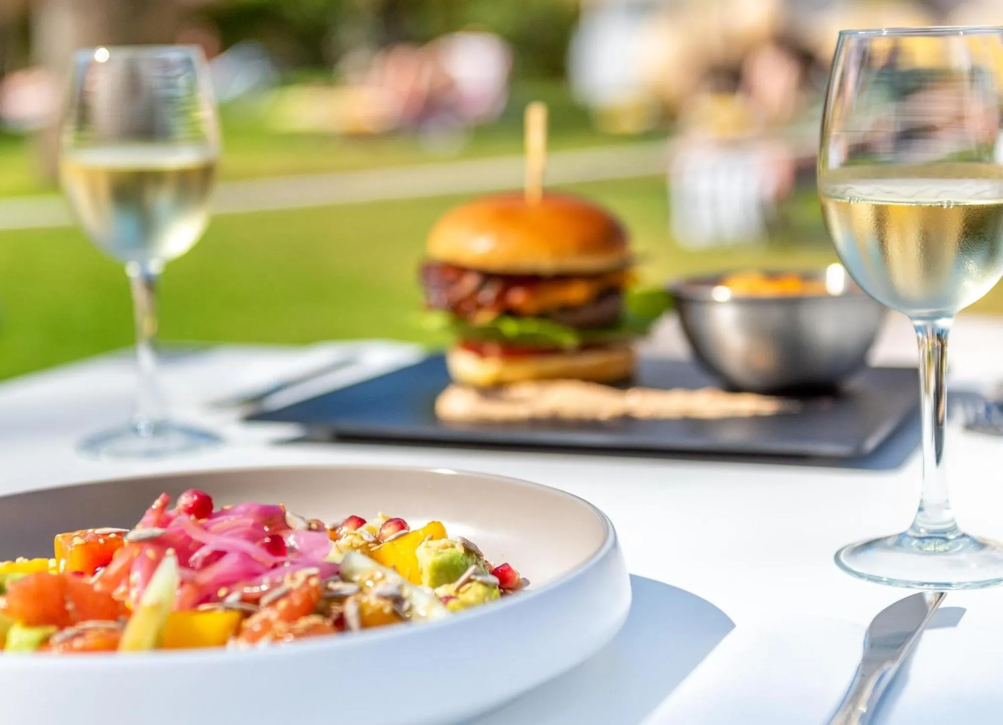 Une table est dressée avec des plats colorés et des boissons fraîches.