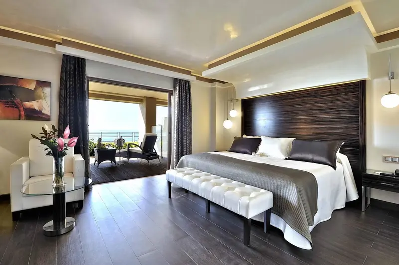 Une chambre spacieuse avec un grand lit et un accès à une terrasse.