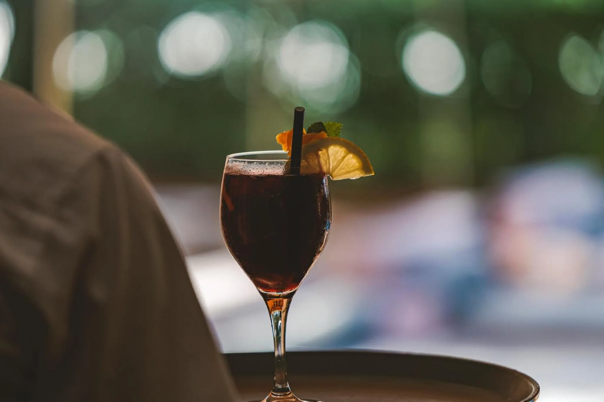 Un cocktail coloré est servi sur un plateau.