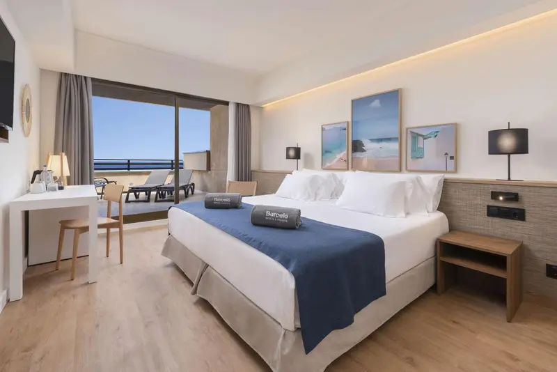 Une chambre d'hôtel moderne avec un grand lit et un accès à une terrasse.