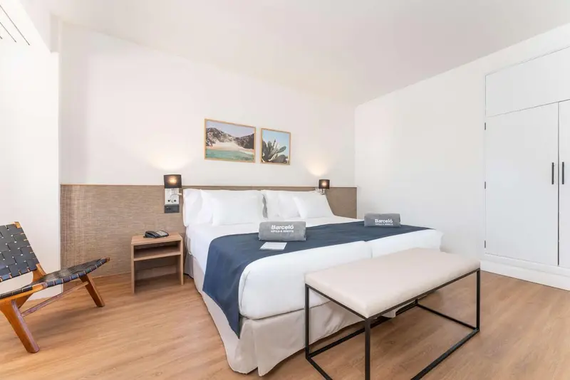 Une chambre lumineuse avec un grand lit et un mobilier moderne.