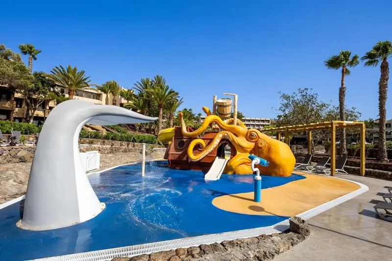 Aire de jeux aquatique colorée avec un toboggan en forme de poulpe.
