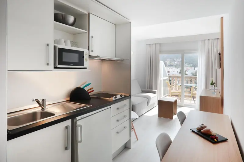 Une cuisine ouverte sur un espace de vie lumineux avec vue sur la mer.