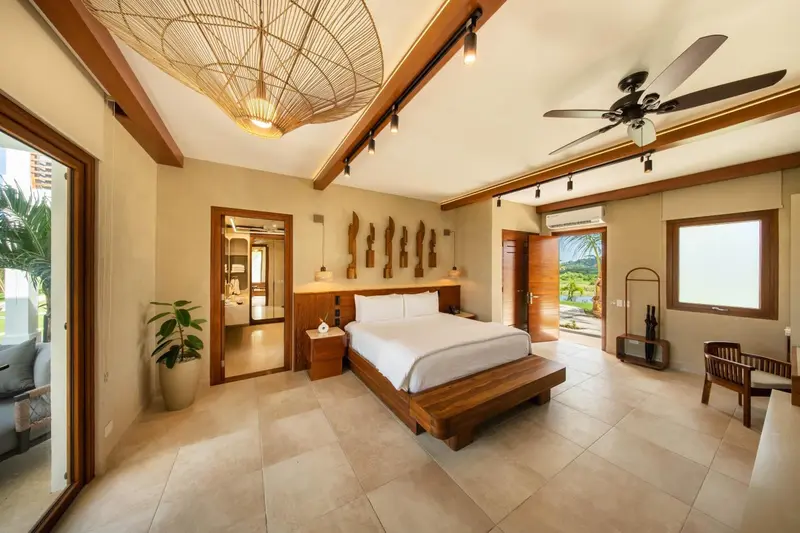 Une chambre lumineuse avec un grand lit et un mobilier en bois.