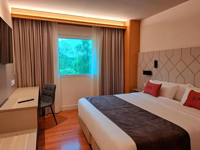 Une chambre d'hôtel moderne avec un grand lit et un bureau.