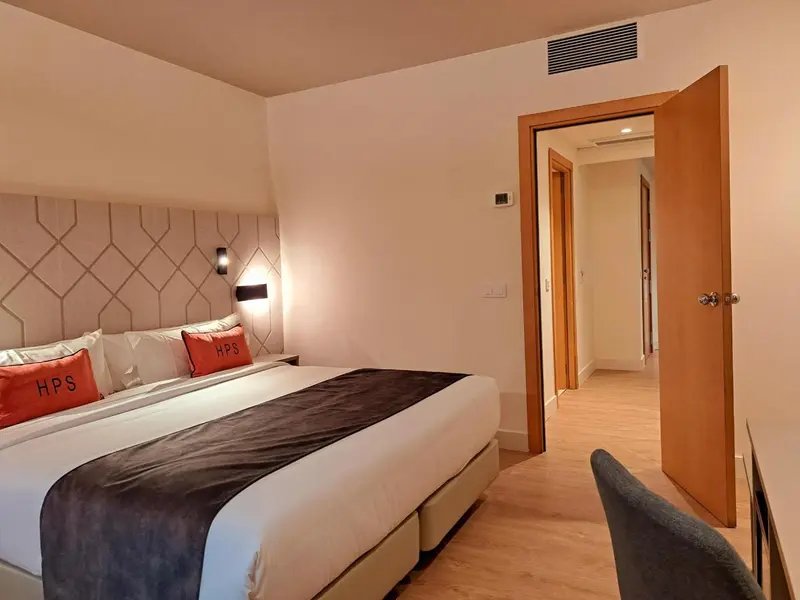 Une chambre d'hotel avec un grand lit et une décoration sobre.