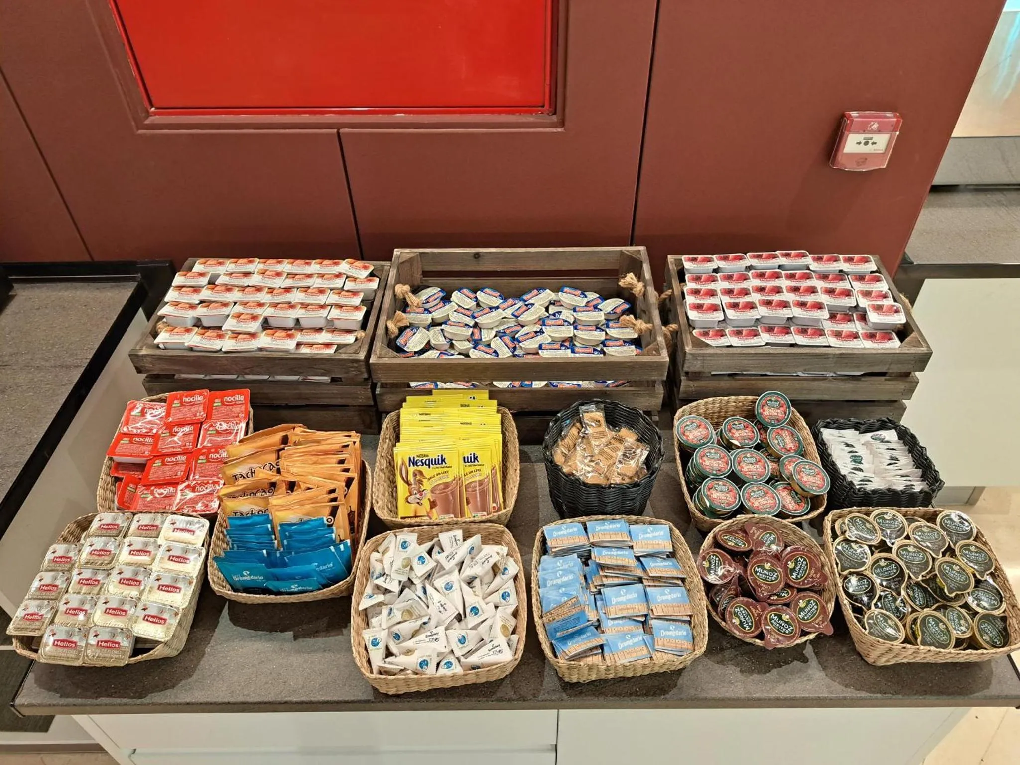 Présentation de portions individuelles de nourriture et de boissons sur un comptoir en bois.