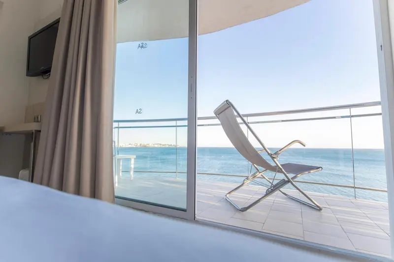 Une terrasse ensoleillée offre une vue dégagée sur la mer.