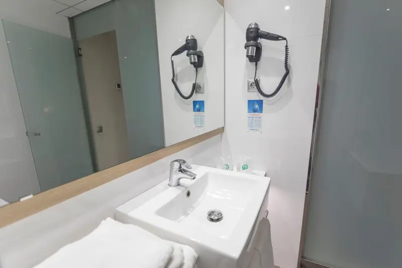 Une vue d'ensemble d'un établissement avec des bâtiments et une piscine.